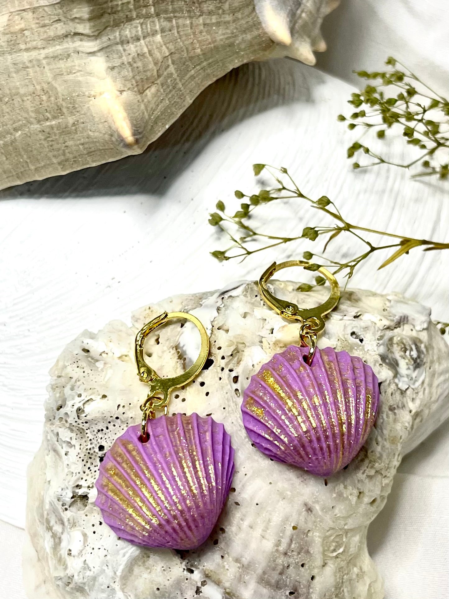 Lavender single shell gold accent gold round clasp